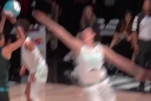 一段中国高中生在教室打球视频，勾起了无数人的回忆！